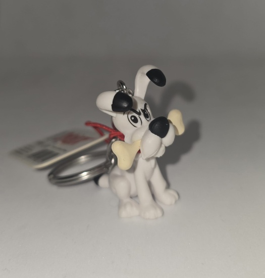 idefix-assis-avec-os-attakus-porte-cle