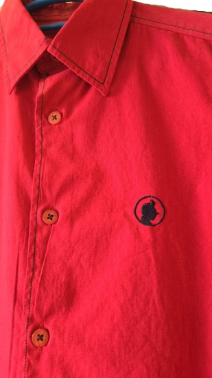 tintin-chemise-rouge-10ans-moulinsart-logo