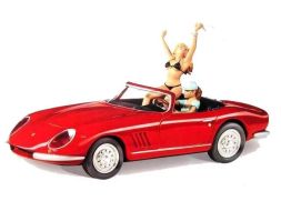 Les pin'up dans le cabriolet Ferrari