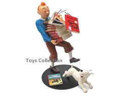 Tintin portant les albums