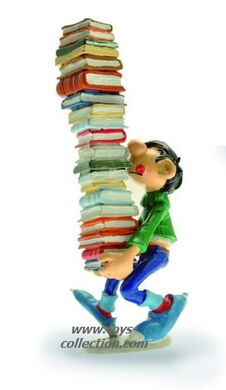 Gaston portant une colonne de livres