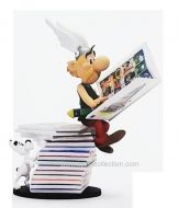 asterix-assis-sur-la-pile-de-livres-plastoy