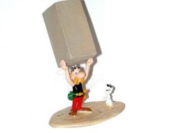 Astérix portant un bloc de pierre avec Idéfix