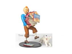 Tintin portant les albums